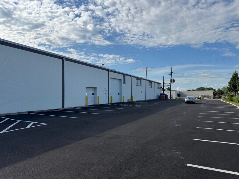 1090 Pratt Blvd, Elk Grove Village, IL à louer - Photo du bâtiment - Image 3 de 4