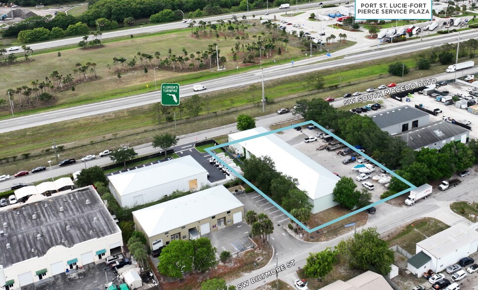 1337 SW South Macedo Blvd, Port Saint Lucie, FL à louer - Photo du bâtiment - Image 3 de 5