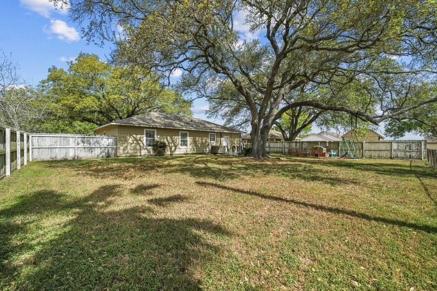 3027 Poppy St, Needville, TX for sale - Building Photo - Image 3 of 36