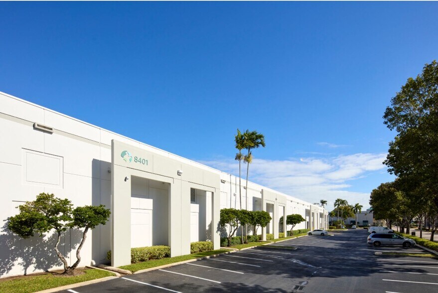 8401 NW 17th St, Miami, FL à louer - Photo du bâtiment - Image 3 de 3