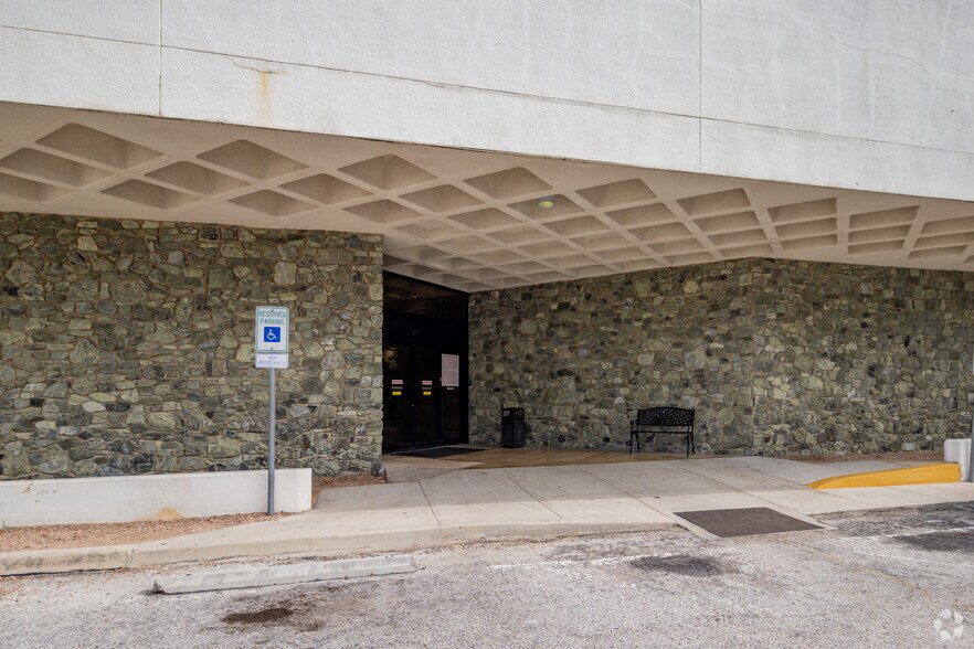 8601 Village Dr, San Antonio, TX à louer - Photo du bâtiment - Image 2 de 15