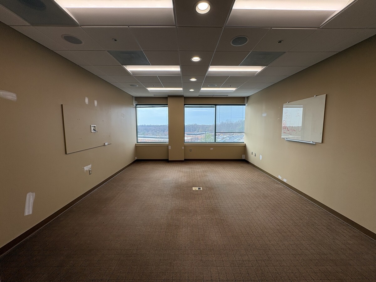 8100 Sandpiper Cir, Nottingham, MD 21236 - Unit 300 - - Interior Photo - Image 2 of 11