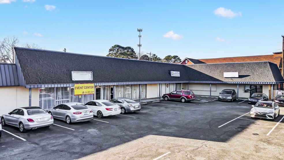 2801-2825 W Sugar Creek Rd, Charlotte, NC for lease - Building Photo - Image 3 of 6