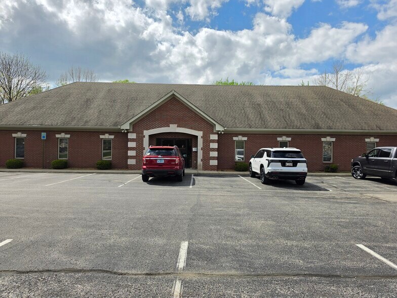 386 Meridian Parke Ln, Greenwood, IN à louer - Photo du bâtiment - Image 2 de 15