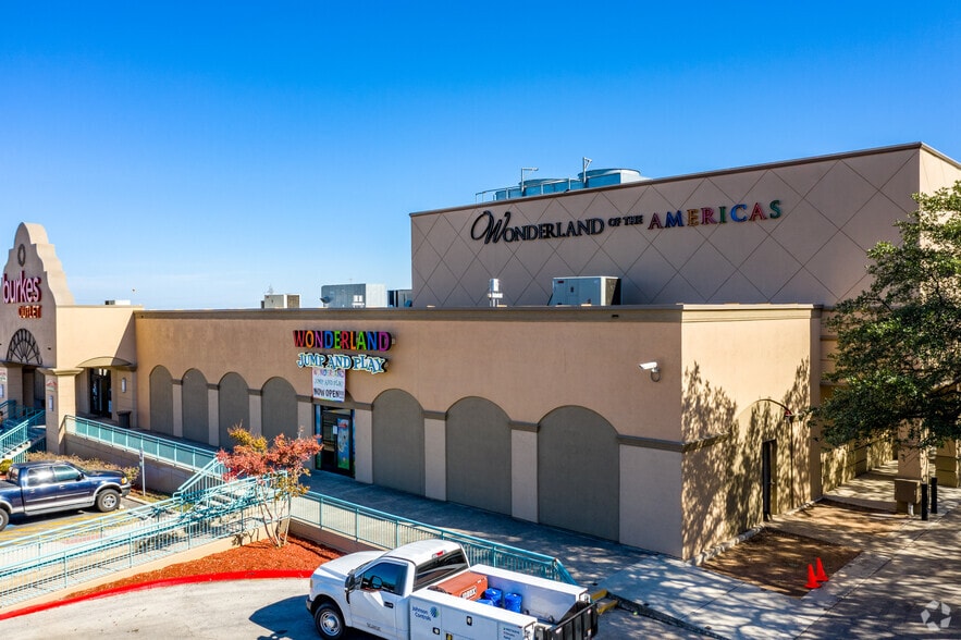 4522 Fredericksburg Rd, San Antonio, TX for lease - Building Photo - Image 3 of 7