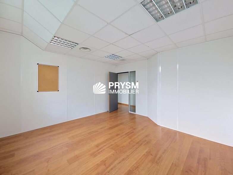 1 K Rue Des Iles Kerguelen, Saint-Grégoire for lease - Interior Photo - Image 3 of 20