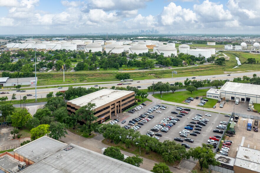 8799 North Loop East, Houston, TX à vendre - Aérien - Image 3 de 6