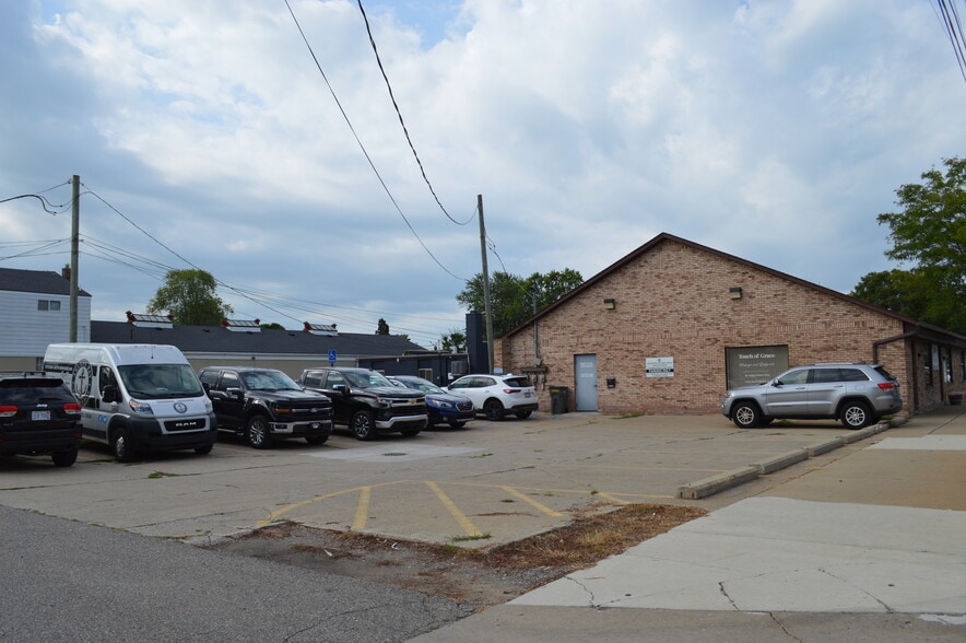 51180 Washington St, New Baltimore, MI à louer - Photo du bâtiment - Image 2 de 2