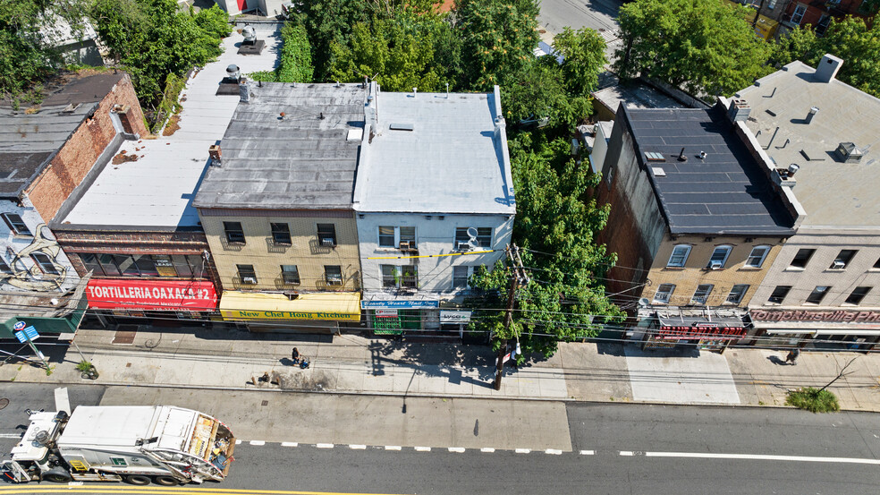 Victory Blvd portfolio of 2 properties for sale on LoopNet.ca - Building Photo - Image 1 of 6