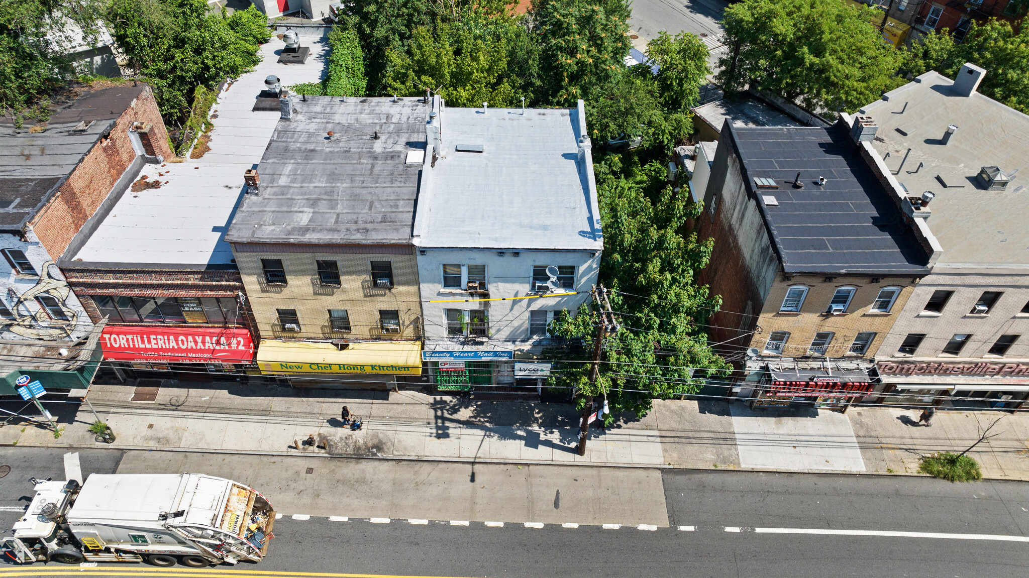 Victory Blvd portfolio of 2 properties for sale on LoopNet.ca Building Photo- Image 1 of 7