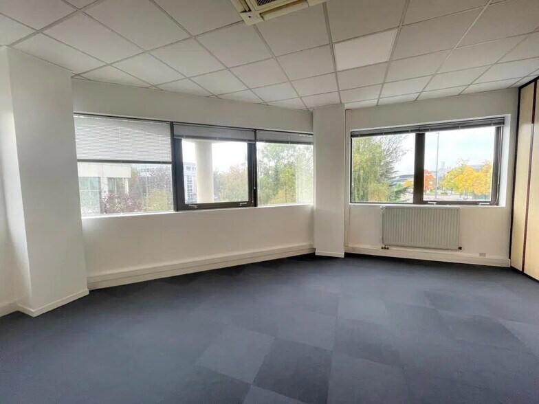 Bureau dans Poissy à louer - Photo du bâtiment - Image 3 de 13