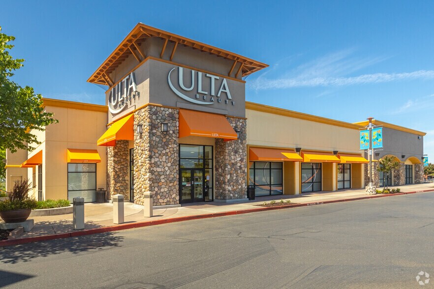 2371 Iron Point Rd, Folsom, CA à louer - Photo du bâtiment - Image 3 de 11