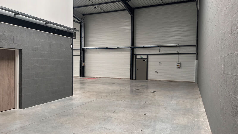 6 Rue D'Arsonval, Chassieu à louer - Photo du bâtiment - Image 3 de 9