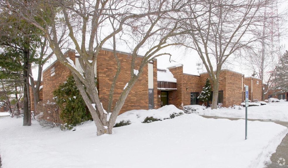 3355 N Arlington Heights Rd, Arlington Heights, IL for sale - Building Photo - Image 2 of 2