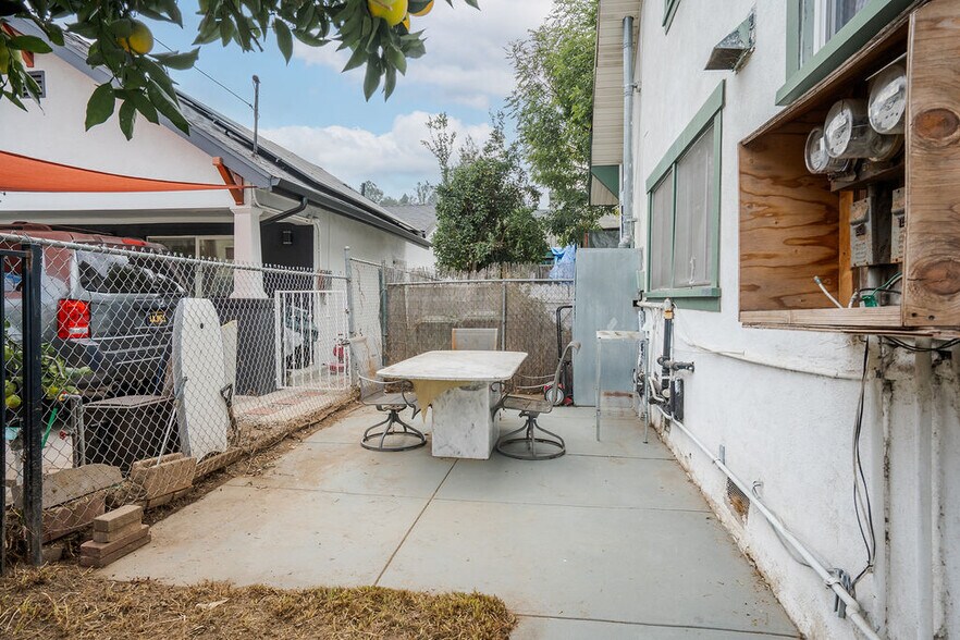 1334-1336 Yosemite Dr, Los Angeles, CA à vendre - Photo du bâtiment - Image 2 de 38