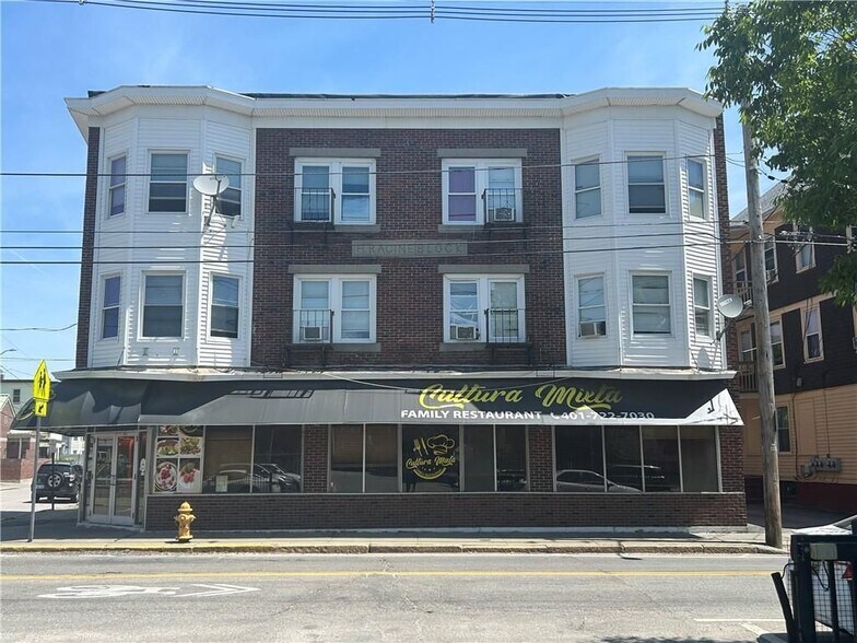 913-915 Dexter St, Central Falls, RI à louer - Photo du bâtiment - Image 1 de 1