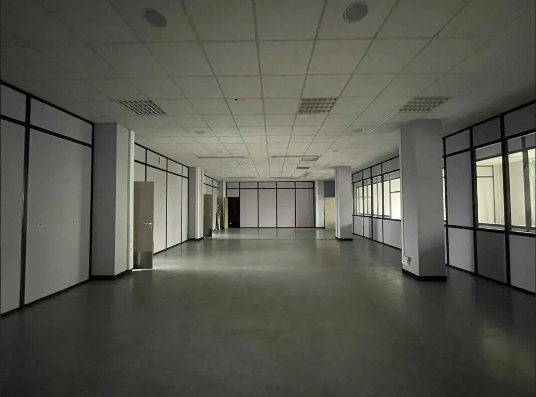 Office in Pantin for lease Interior Photo- Image 1 of 3