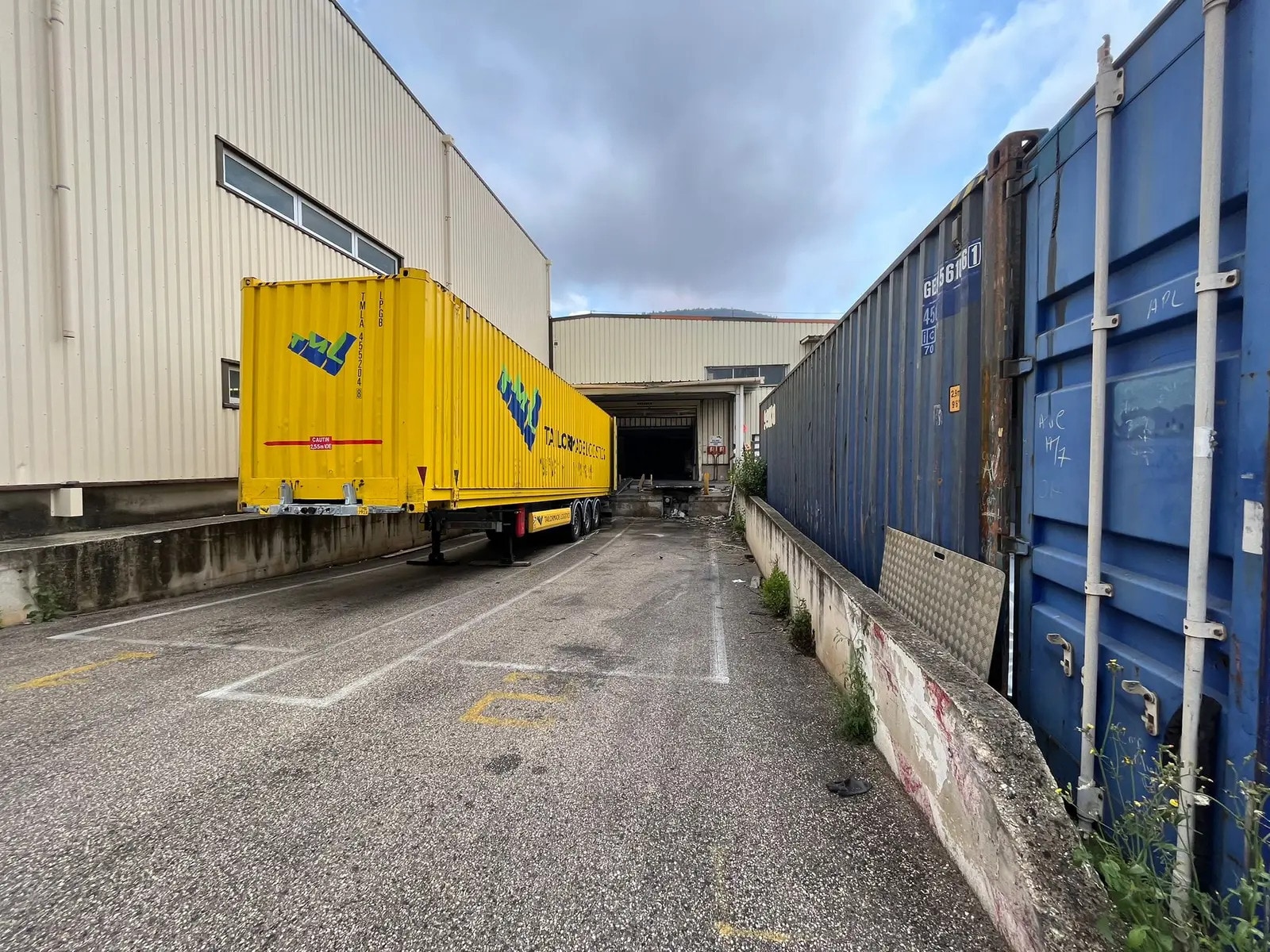 Industrial in Aubagne for lease Primary Photo- Image 1 of 2