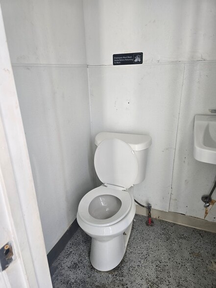 5225 University Hills Blvd, Dallas, TX for lease - Building Photo - Image 2 of 11