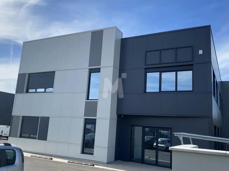 Office in Saint-Pierre-du-Perray for lease - Building Photo - Image 2 of 7