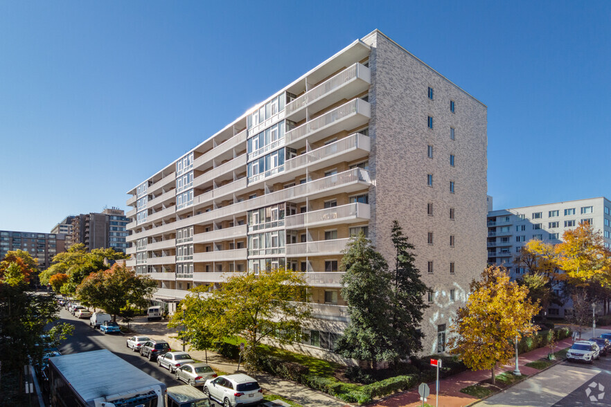 730 24th St NW, Washington, DC à vendre - Photo du bâtiment - Image 1 de 5