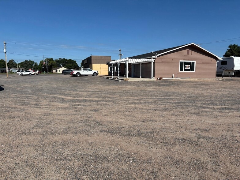 140 E 12th St, Imperial, NE à vendre - Photo du bâtiment - Image 3 de 40