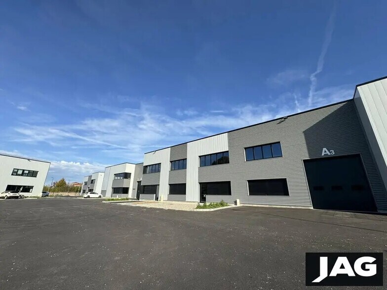 Flex in Pierre-Bénite for sale - Building Photo - Image 2 of 14