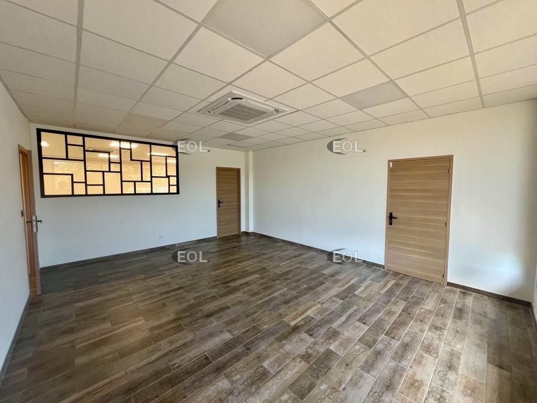Office in Les Pennes-Mirabeau for lease Interior Photo- Image 1 of 6