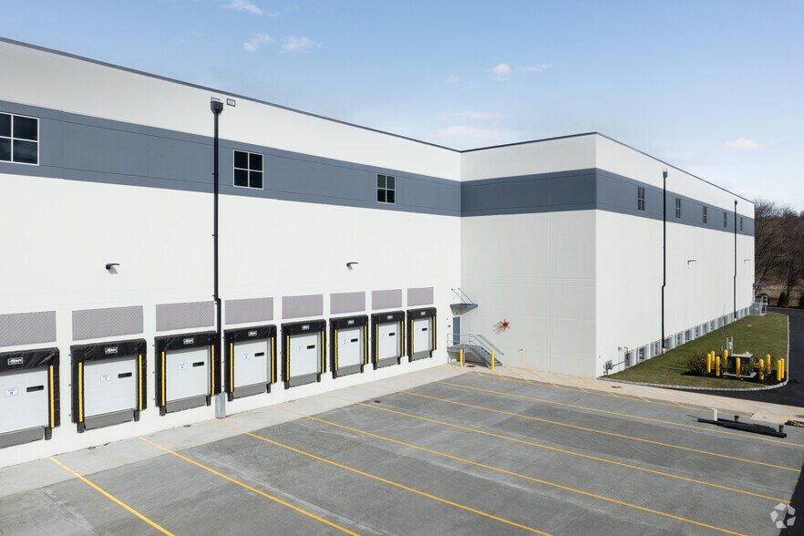 125 Pompton Plains Xrd, Wayne, NJ à vendre - Photo du bâtiment - Image 2 de 7