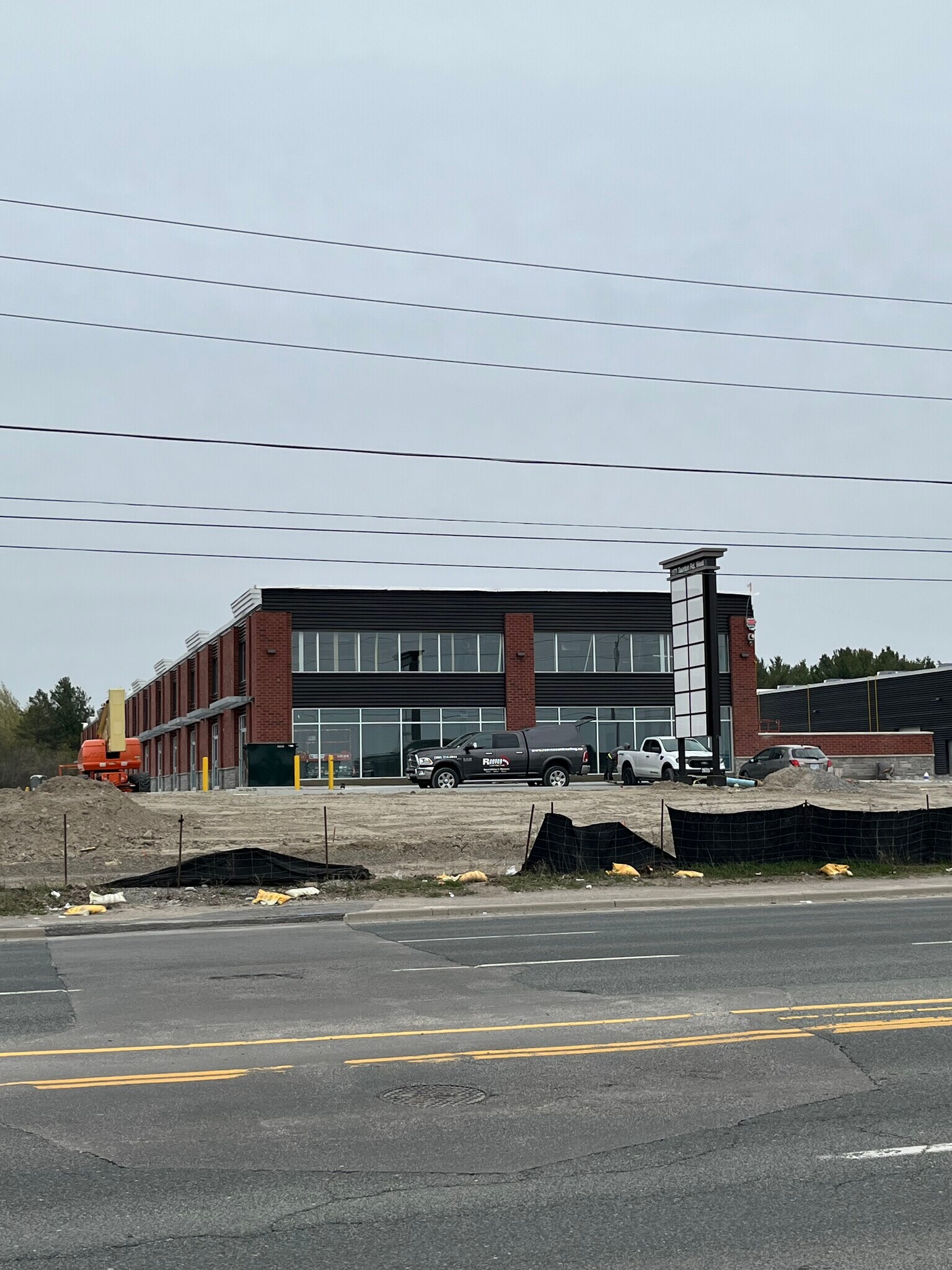 472 Taunton Rd W, Oshawa, ON for sale Primary Photo- Image 1 of 1