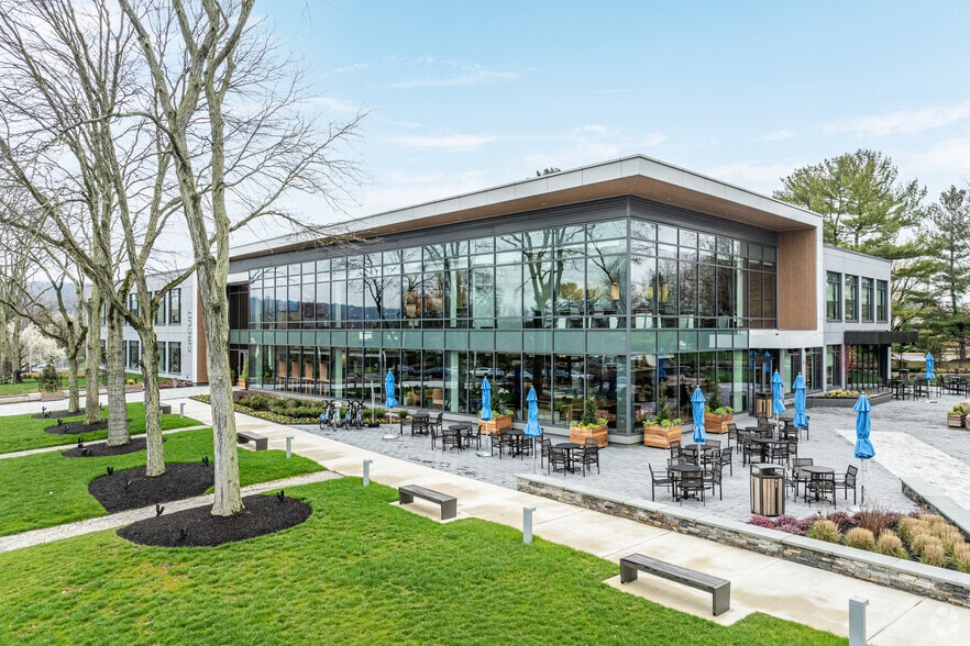 851 Duportail Rd, Chesterbrook, PA for lease - Building Photo - Image 1 of 8