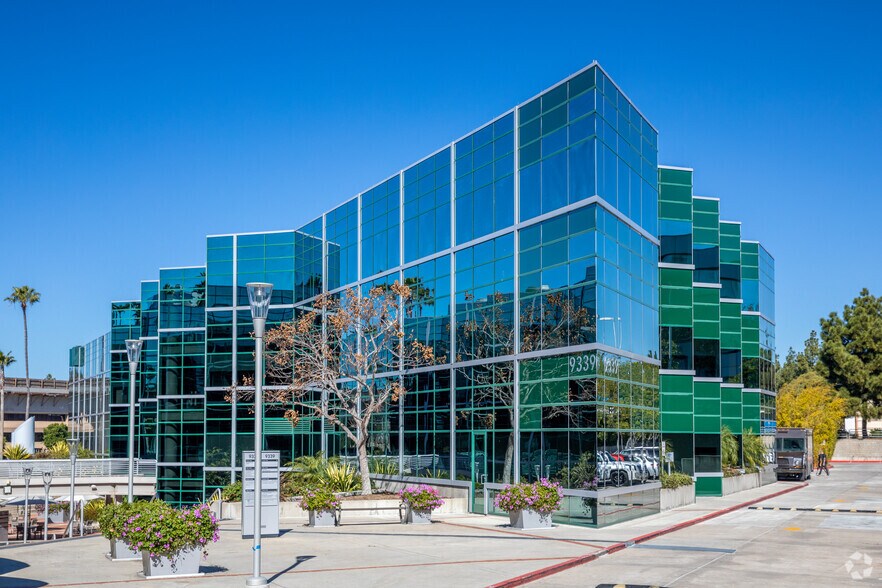 9333 Genesee Ave, San Diego, CA à louer - Photo du bâtiment - Image 1 de 26