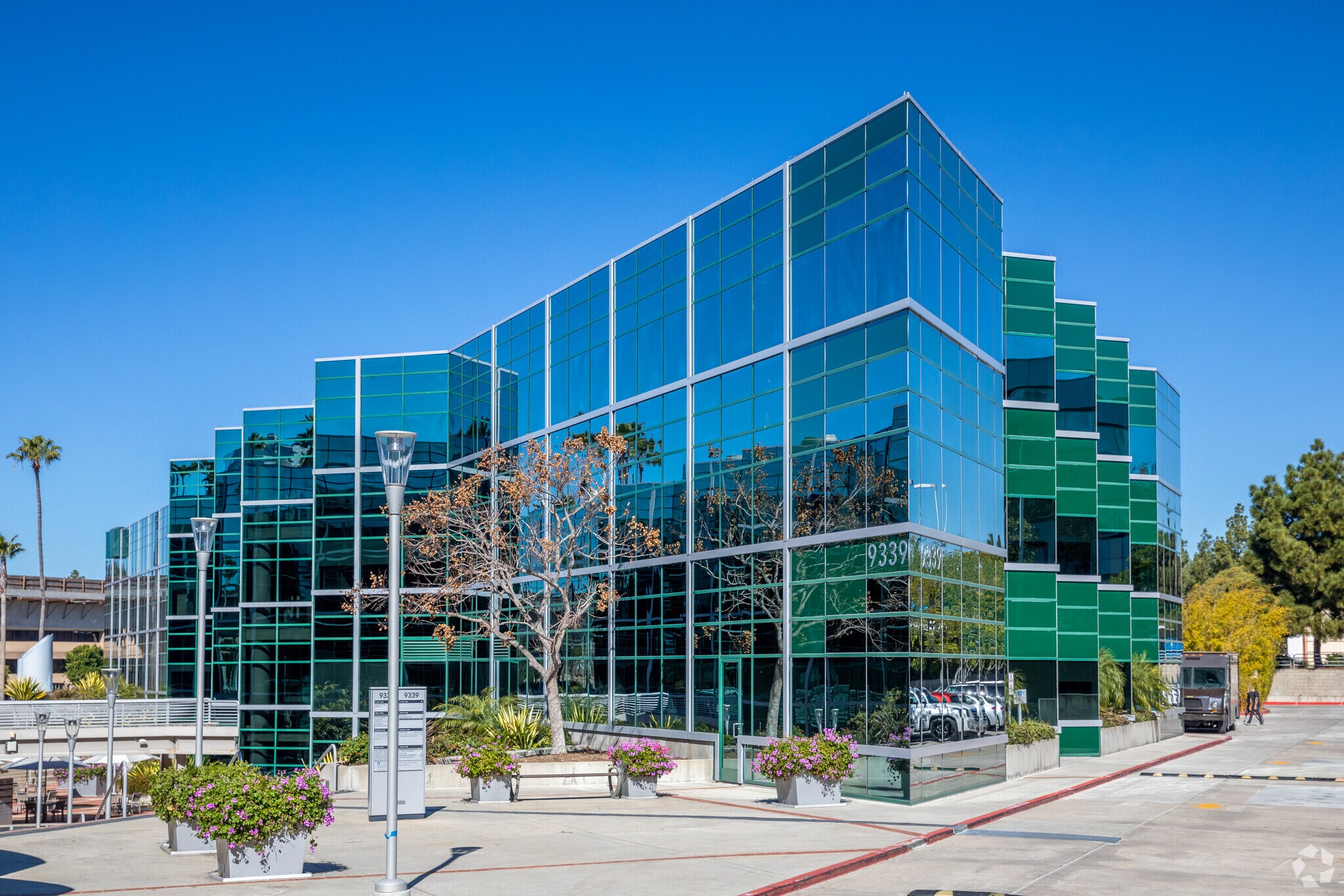 9333 Genesee Ave, San Diego, CA à louer Photo du bâtiment- Image 1 de 27