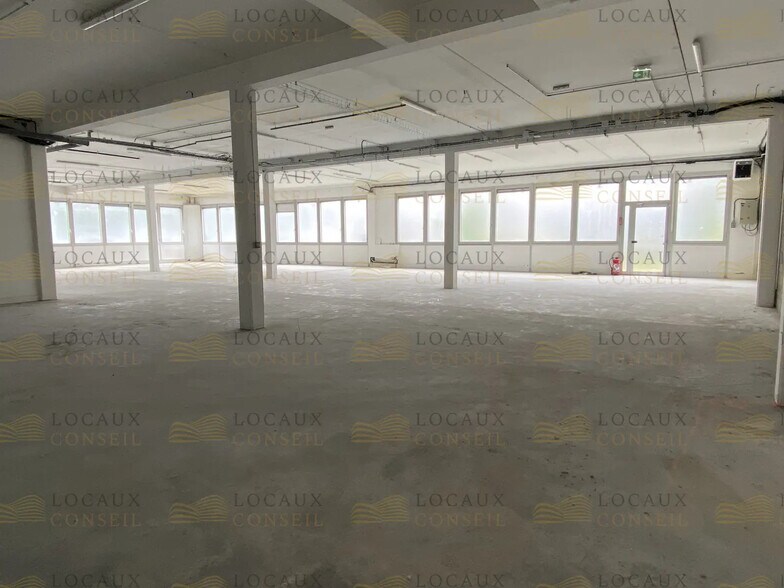 Flex in Gennevilliers for lease - Interior Photo - Image 2 of 15