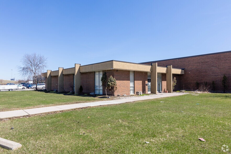 385-387 Carlingview Dr, Toronto, ON for lease - Primary Photo - Image 1 of 7