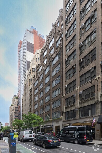 323 W 39th St, New York, NY à vendre - Photo du bâtiment - Image 2 de 3