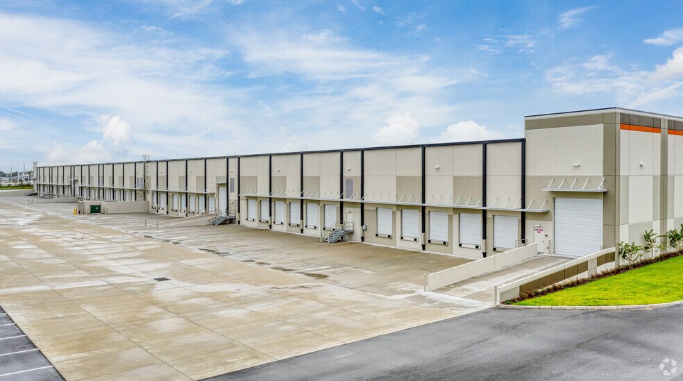 1021 Crews Commerce Dr, Orlando, FL à louer - Photo du bâtiment - Image 3 de 5