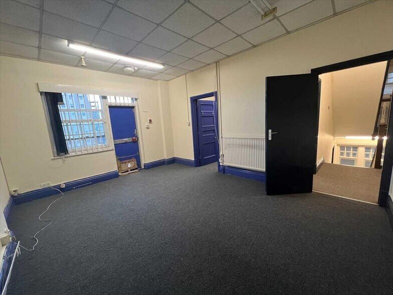 122-124 High St, Slough à louer - Photo du bâtiment - Image 2 de 5