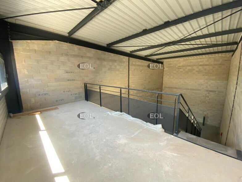Flex in Roquevaire for lease - Interior Photo - Image 2 of 5