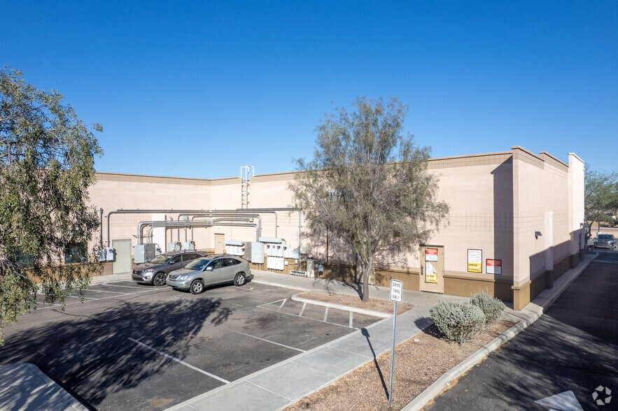 7575 W Twin Peaks Rd, Tucson, AZ à louer - Photo du bâtiment - Image 3 de 4