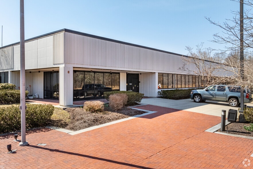 111 Plymouth St, Mansfield, MA for lease - Building Photo - Image 2 of 3