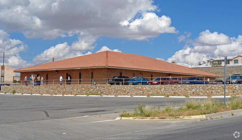 5929 Brook Hollow Dr, El Paso, TX for sale - Primary Photo - Image 1 of 9