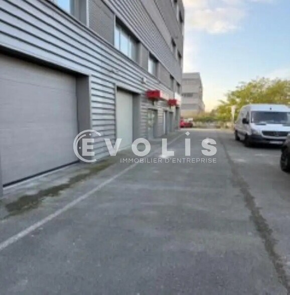 Office in Villeneuve-la-Garenne for lease - Building Photo - Image 1 of 4