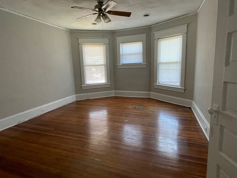 1326 Maple Ave SW, Roanoke, VA for sale - Interior Photo - Image 2 of 3