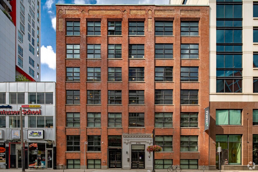 296 Richmond St W, Toronto, ON à louer - Photo du bâtiment - Image 2 de 10