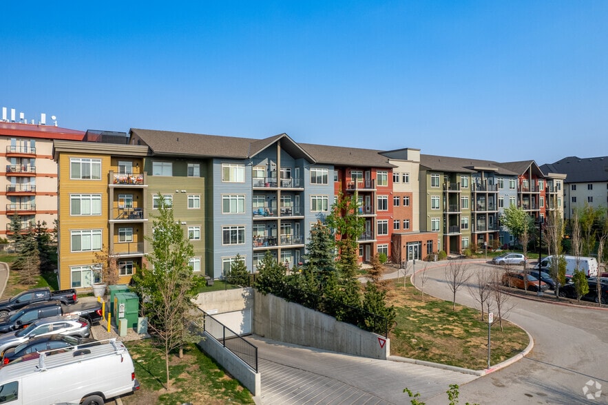104 Mackenzie Way SW, Airdrie, AB à louer - Photo du bâtiment - Image 2 de 21