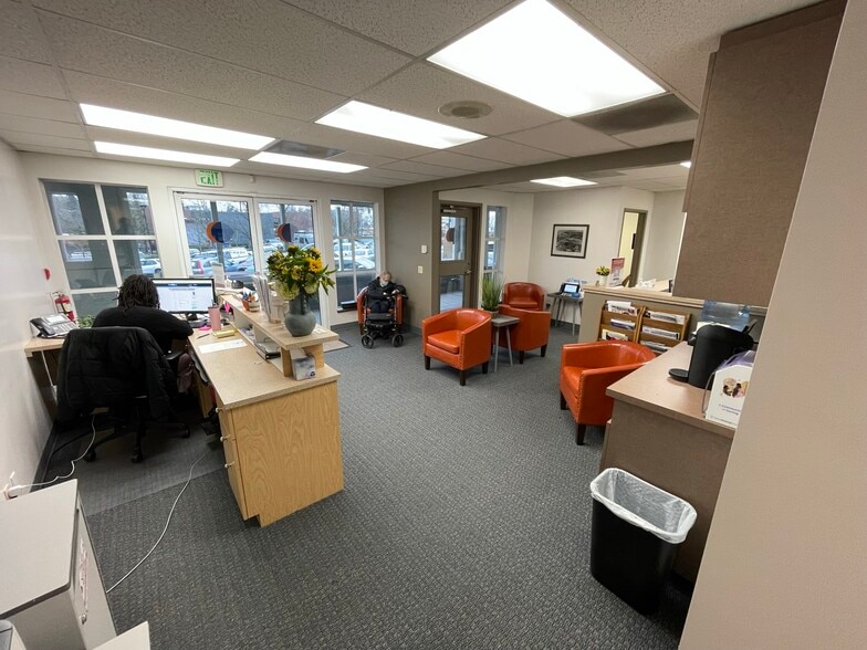 10564 5th Ave NE, Seattle, WA for lease - Interior Photo - Image 2 of 5