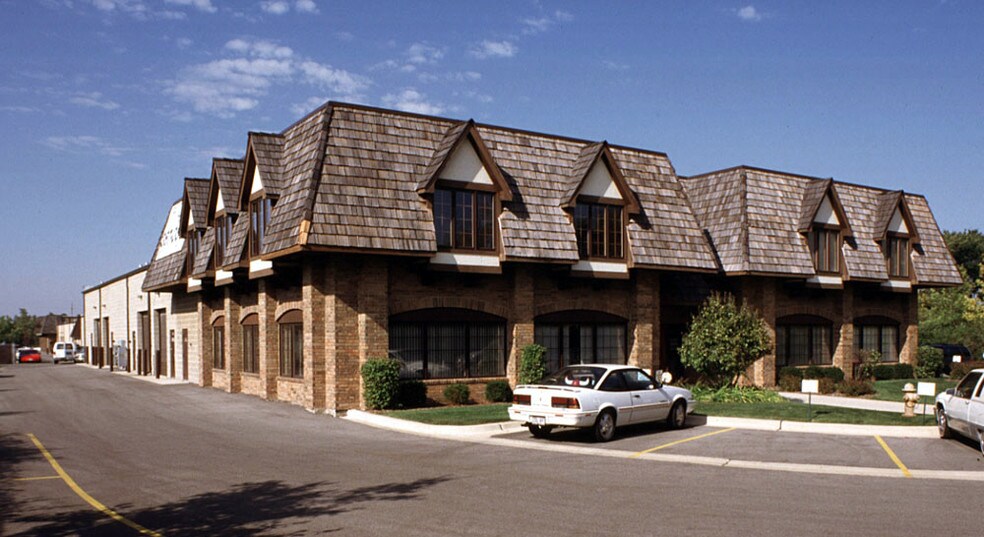 28045 N Ashley Cir, Libertyville, IL à louer - Photo du bâtiment - Image 3 de 7