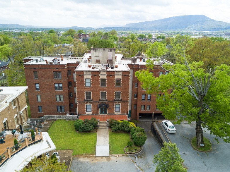 870 Vine St, Chattanooga, TN à louer - Photo du bâtiment - Image 2 de 98