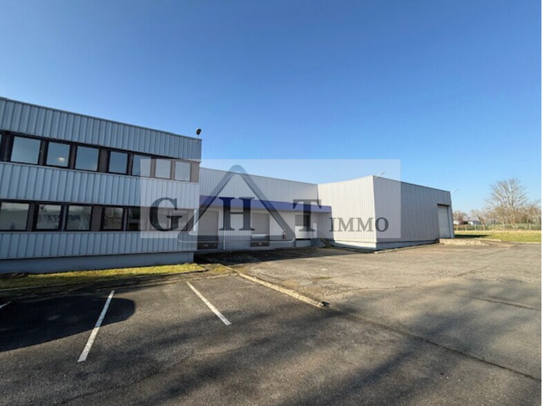 Industrial in Louvres for lease - Building Photo - Image 1 of 3
